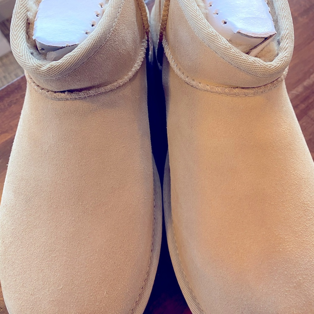 NIB. Ugg MUSTARD SEED. WOMENS Size 9 ULTRA CLASSIC MINI PLATFORM BOOTIES.